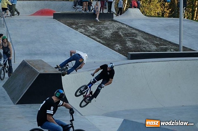 Zdjęcie w galerii na portalu naszwodzislaw.com: Tego jeszcze u nas nie było! NIGHT JAM na otwarcie skateparku wiadomości z regionu
