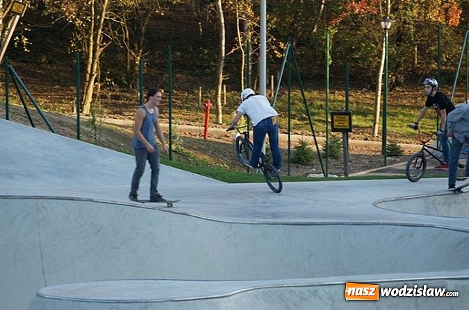 Zdjęcie w galerii na portalu naszwodzislaw.com: Tego jeszcze u nas nie było! NIGHT JAM na otwarcie skateparku wiadomości z regionu