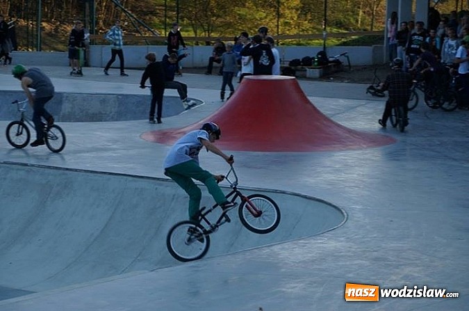 Zdjęcie w galerii na portalu naszwodzislaw.com: Tego jeszcze u nas nie było! NIGHT JAM na otwarcie skateparku wiadomości z regionu
