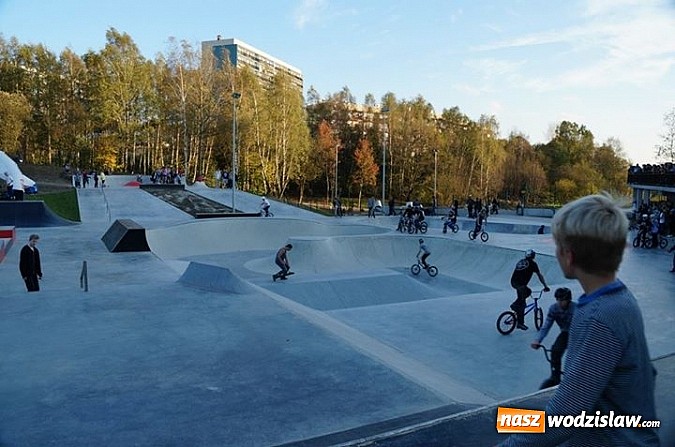 Zdjęcie w galerii na portalu naszwodzislaw.com: Tego jeszcze u nas nie było! NIGHT JAM na otwarcie skateparku wiadomości z regionu