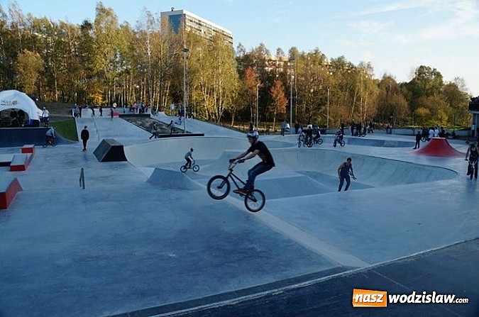 Zdjęcie w galerii na portalu naszwodzislaw.com: Tego jeszcze u nas nie było! NIGHT JAM na otwarcie skateparku wiadomości z regionu