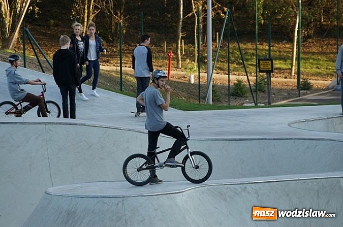 Zdjęcie w galerii na portalu naszwodzislaw.com: Tego jeszcze u nas nie było! NIGHT JAM na otwarcie skateparku wiadomości z regionu