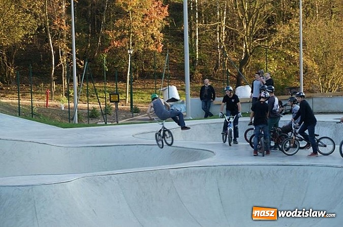 Zdjęcie w galerii na portalu naszwodzislaw.com: Tego jeszcze u nas nie było! NIGHT JAM na otwarcie skateparku wiadomości z regionu