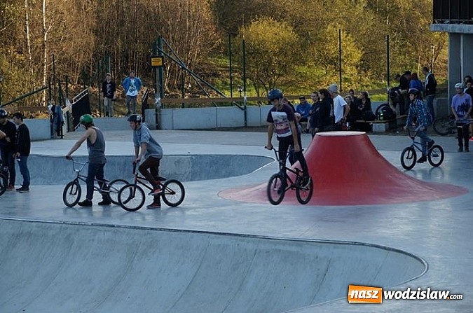 Zdjęcie w galerii na portalu naszwodzislaw.com: Tego jeszcze u nas nie było! NIGHT JAM na otwarcie skateparku wiadomości z regionu