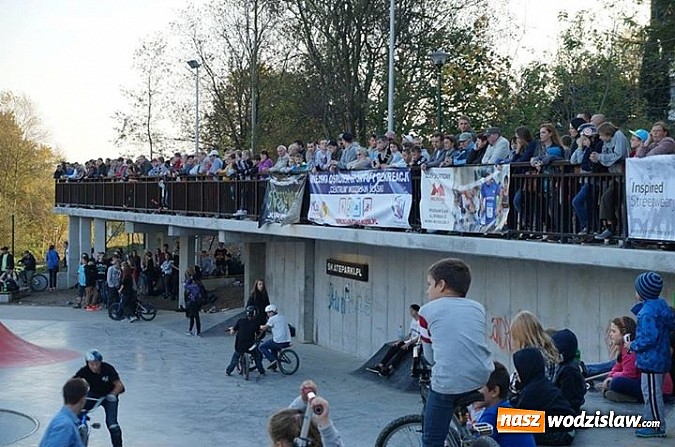 Zdjęcie w galerii na portalu naszwodzislaw.com: Tego jeszcze u nas nie było! NIGHT JAM na otwarcie skateparku wiadomości z regionu