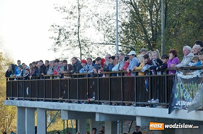 Zdjęcie w galerii na portalu naszwodzislaw.com: Tego jeszcze u nas nie było! NIGHT JAM na otwarcie skateparku wiadomości z regionu