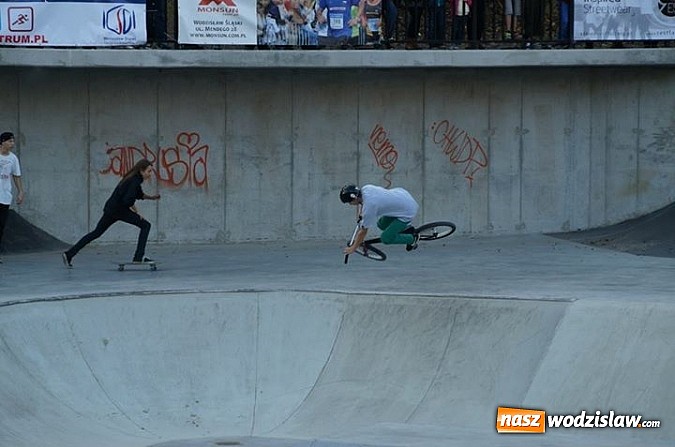Zdjęcie w galerii na portalu naszwodzislaw.com: Tego jeszcze u nas nie było! NIGHT JAM na otwarcie skateparku wiadomości z regionu