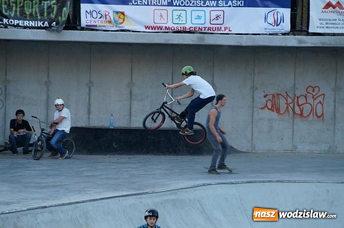 Zdjęcie w galerii na portalu naszwodzislaw.com: Tego jeszcze u nas nie było! NIGHT JAM na otwarcie skateparku wiadomości z regionu