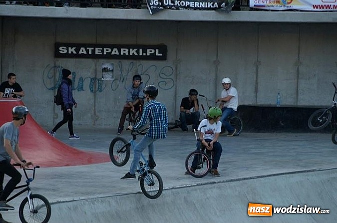 Zdjęcie w galerii na portalu naszwodzislaw.com: Tego jeszcze u nas nie było! NIGHT JAM na otwarcie skateparku wiadomości z regionu