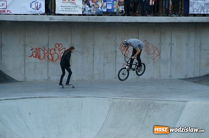 Zdjęcie w galerii na portalu naszwodzislaw.com: Tego jeszcze u nas nie było! NIGHT JAM na otwarcie skateparku wiadomości z regionu