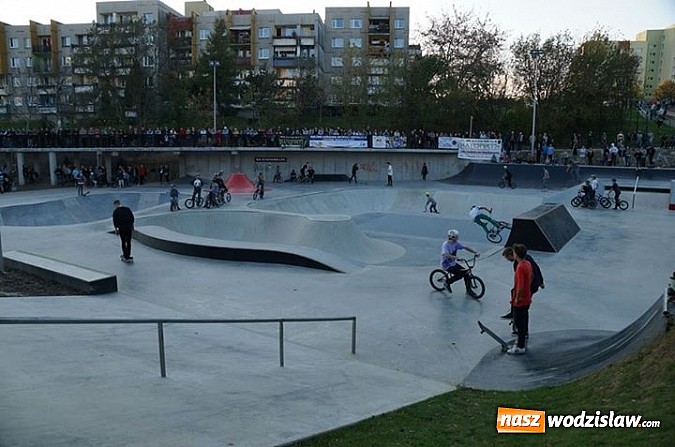 Zdjęcie w galerii na portalu naszwodzislaw.com: Tego jeszcze u nas nie było! NIGHT JAM na otwarcie skateparku wiadomości z regionu