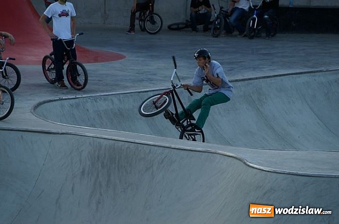 Zdjęcie w galerii na portalu naszwodzislaw.com: Tego jeszcze u nas nie było! NIGHT JAM na otwarcie skateparku wiadomości z regionu