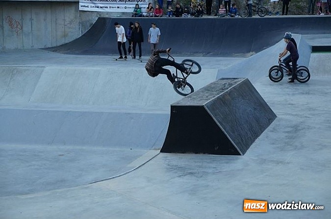 Zdjęcie w galerii na portalu naszwodzislaw.com: Tego jeszcze u nas nie było! NIGHT JAM na otwarcie skateparku wiadomości z regionu