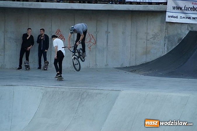 Zdjęcie w galerii na portalu naszwodzislaw.com: Tego jeszcze u nas nie było! NIGHT JAM na otwarcie skateparku wiadomości z regionu