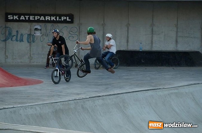 Zdjęcie w galerii na portalu naszwodzislaw.com: Tego jeszcze u nas nie było! NIGHT JAM na otwarcie skateparku wiadomości z regionu