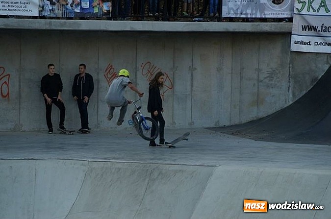 Zdjęcie w galerii na portalu naszwodzislaw.com: Tego jeszcze u nas nie było! NIGHT JAM na otwarcie skateparku wiadomości z regionu