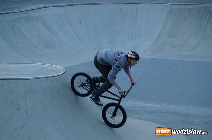 Zdjęcie w galerii na portalu naszwodzislaw.com: Tego jeszcze u nas nie było! NIGHT JAM na otwarcie skateparku wiadomości z regionu