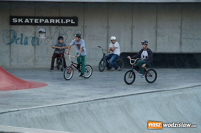 Zdjęcie w galerii na portalu naszwodzislaw.com: Tego jeszcze u nas nie było! NIGHT JAM na otwarcie skateparku wiadomości z regionu