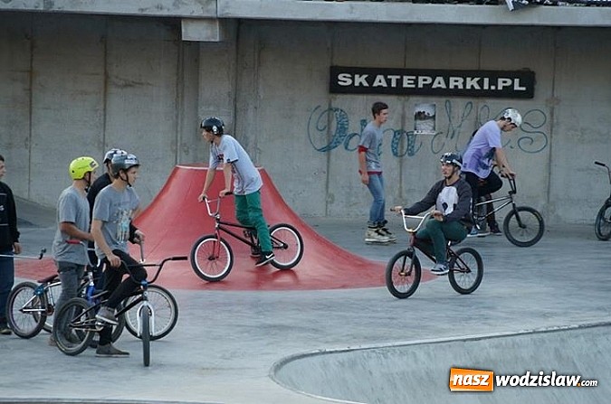 Zdjęcie w galerii na portalu naszwodzislaw.com: Tego jeszcze u nas nie było! NIGHT JAM na otwarcie skateparku wiadomości z regionu