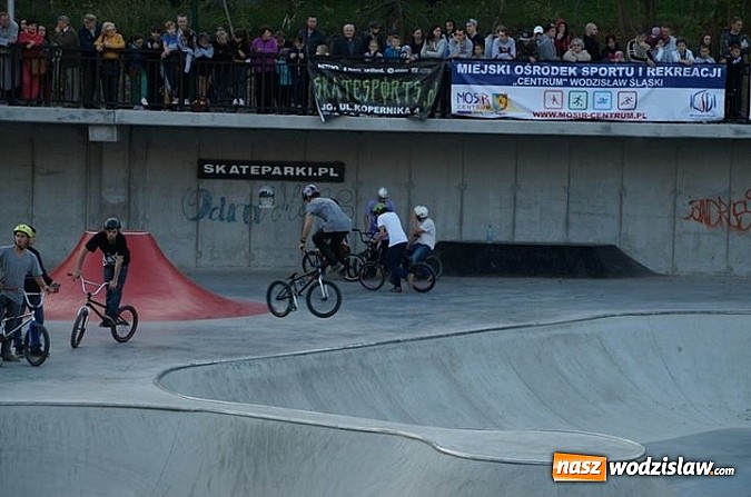 Zdjęcie w galerii na portalu naszwodzislaw.com: Tego jeszcze u nas nie było! NIGHT JAM na otwarcie skateparku wiadomości z regionu