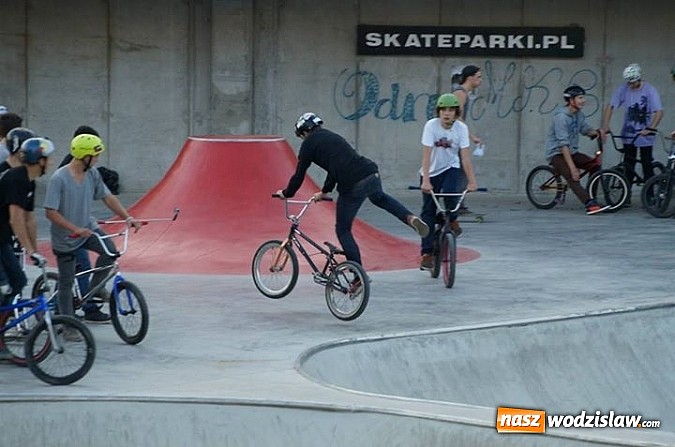 Zdjęcie w galerii na portalu naszwodzislaw.com: Tego jeszcze u nas nie było! NIGHT JAM na otwarcie skateparku wiadomości z regionu