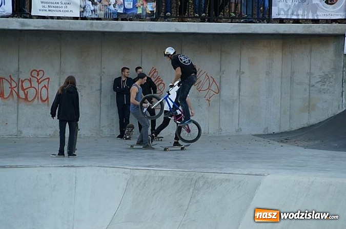 Zdjęcie w galerii na portalu naszwodzislaw.com: Tego jeszcze u nas nie było! NIGHT JAM na otwarcie skateparku wiadomości z regionu