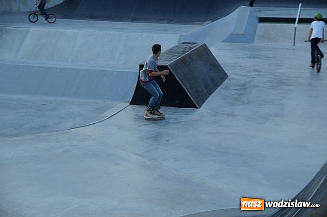Zdjęcie w galerii na portalu naszwodzislaw.com: Tego jeszcze u nas nie było! NIGHT JAM na otwarcie skateparku wiadomości z regionu
