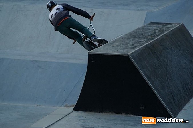 Zdjęcie w galerii na portalu naszwodzislaw.com: Tego jeszcze u nas nie było! NIGHT JAM na otwarcie skateparku wiadomości z regionu