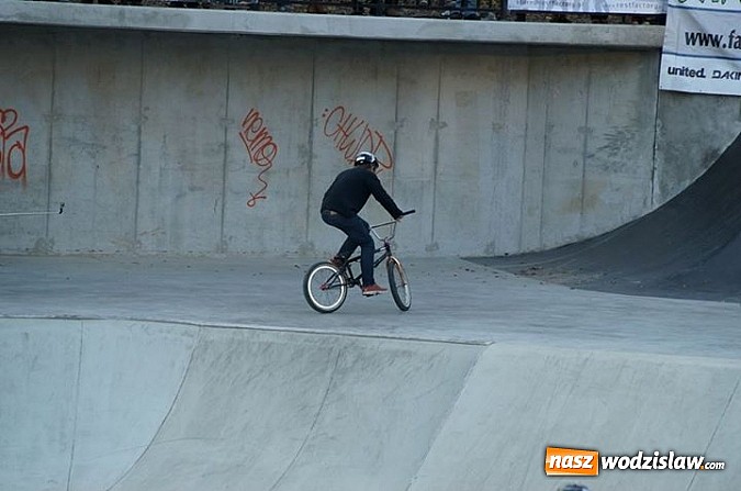 Zdjęcie w galerii na portalu naszwodzislaw.com: Tego jeszcze u nas nie było! NIGHT JAM na otwarcie skateparku wiadomości z regionu