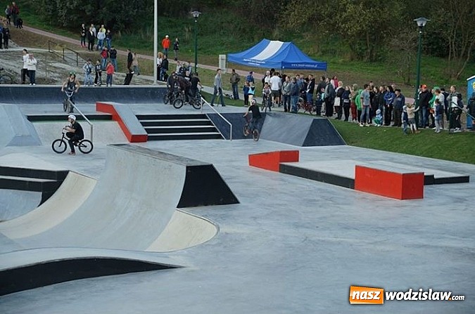 Zdjęcie w galerii na portalu naszwodzislaw.com: Tego jeszcze u nas nie było! NIGHT JAM na otwarcie skateparku wiadomości z regionu