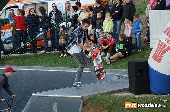 Zdjęcie w galerii na portalu naszwodzislaw.com: Tego jeszcze u nas nie było! NIGHT JAM na otwarcie skateparku wiadomości z regionu