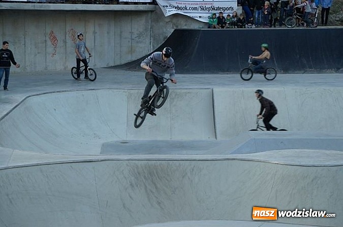 Zdjęcie w galerii na portalu naszwodzislaw.com: Tego jeszcze u nas nie było! NIGHT JAM na otwarcie skateparku wiadomości z regionu