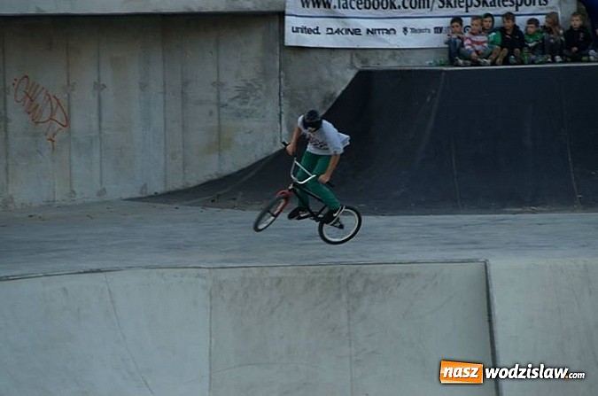 Zdjęcie w galerii na portalu naszwodzislaw.com: Tego jeszcze u nas nie było! NIGHT JAM na otwarcie skateparku wiadomości z regionu