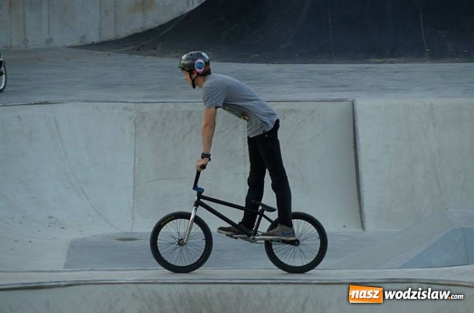 Zdjęcie w galerii na portalu naszwodzislaw.com: Tego jeszcze u nas nie było! NIGHT JAM na otwarcie skateparku wiadomości z regionu