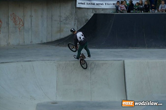 Zdjęcie w galerii na portalu naszwodzislaw.com: Tego jeszcze u nas nie było! NIGHT JAM na otwarcie skateparku wiadomości z regionu