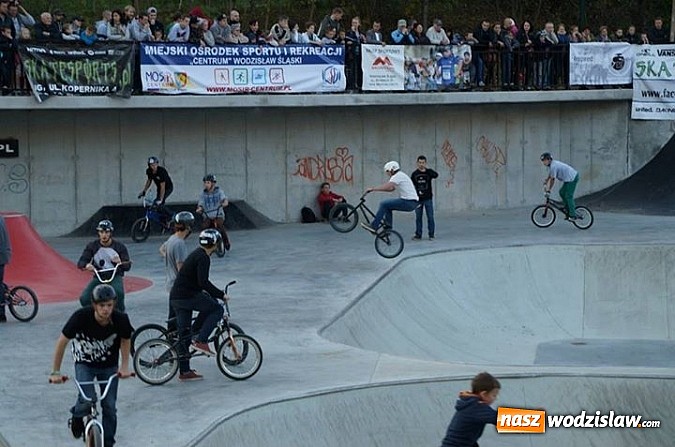 Zdjęcie w galerii na portalu naszwodzislaw.com: Tego jeszcze u nas nie było! NIGHT JAM na otwarcie skateparku wiadomości z regionu