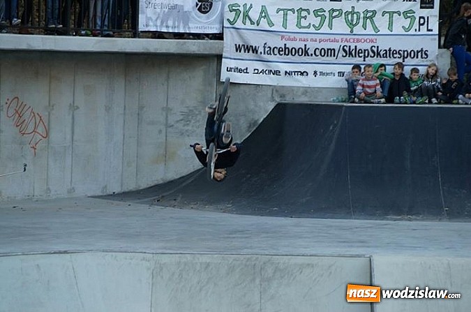 Zdjęcie w galerii na portalu naszwodzislaw.com: Tego jeszcze u nas nie było! NIGHT JAM na otwarcie skateparku wiadomości z regionu