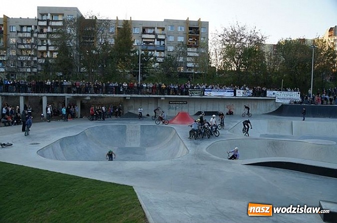 Zdjęcie w galerii na portalu naszwodzislaw.com: Tego jeszcze u nas nie było! NIGHT JAM na otwarcie skateparku wiadomości z regionu