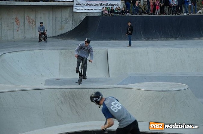 Zdjęcie w galerii na portalu naszwodzislaw.com: Tego jeszcze u nas nie było! NIGHT JAM na otwarcie skateparku wiadomości z regionu