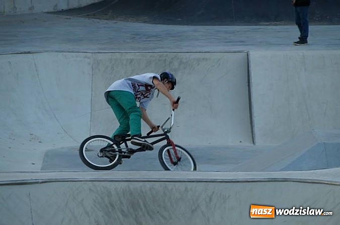 Zdjęcie w galerii na portalu naszwodzislaw.com: Tego jeszcze u nas nie było! NIGHT JAM na otwarcie skateparku wiadomości z regionu