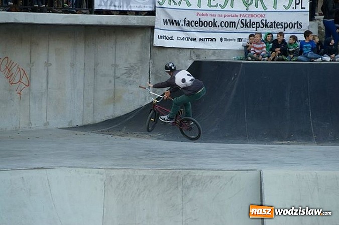 Zdjęcie w galerii na portalu naszwodzislaw.com: Tego jeszcze u nas nie było! NIGHT JAM na otwarcie skateparku wiadomości z regionu