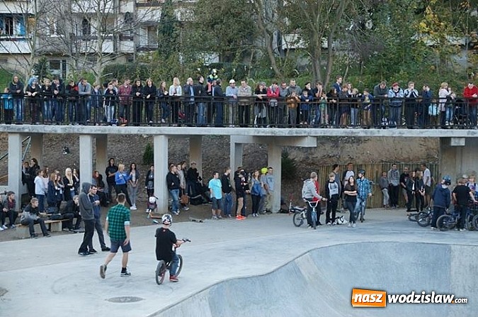 Zdjęcie w galerii na portalu naszwodzislaw.com: Tego jeszcze u nas nie było! NIGHT JAM na otwarcie skateparku wiadomości z regionu