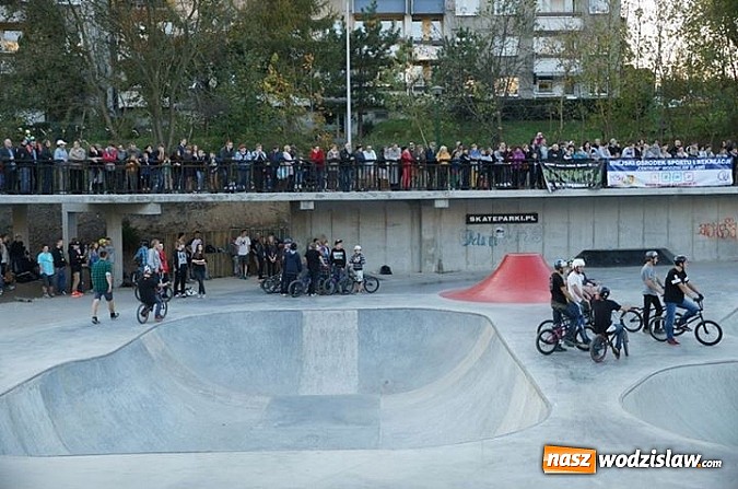Zdjęcie w galerii na portalu naszwodzislaw.com: Tego jeszcze u nas nie było! NIGHT JAM na otwarcie skateparku wiadomości z regionu