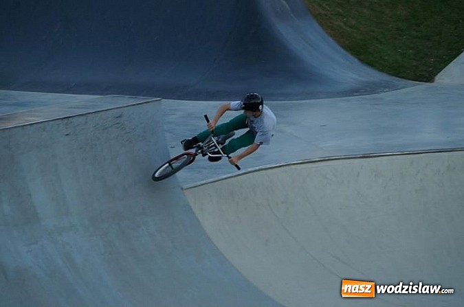 Zdjęcie w galerii na portalu naszwodzislaw.com: Tego jeszcze u nas nie było! NIGHT JAM na otwarcie skateparku wiadomości z regionu