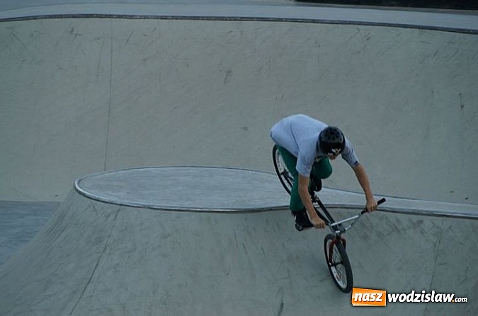 Zdjęcie w galerii na portalu naszwodzislaw.com: Tego jeszcze u nas nie było! NIGHT JAM na otwarcie skateparku wiadomości z regionu