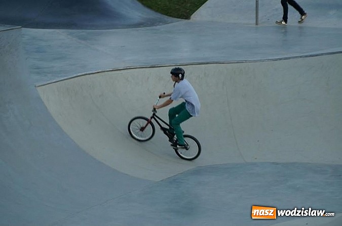 Zdjęcie w galerii na portalu naszwodzislaw.com: Tego jeszcze u nas nie było! NIGHT JAM na otwarcie skateparku wiadomości z regionu