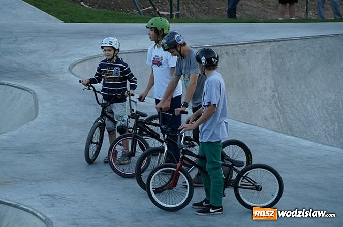 Zdjęcie w galerii na portalu naszwodzislaw.com: Tego jeszcze u nas nie było! NIGHT JAM na otwarcie skateparku wiadomości z regionu