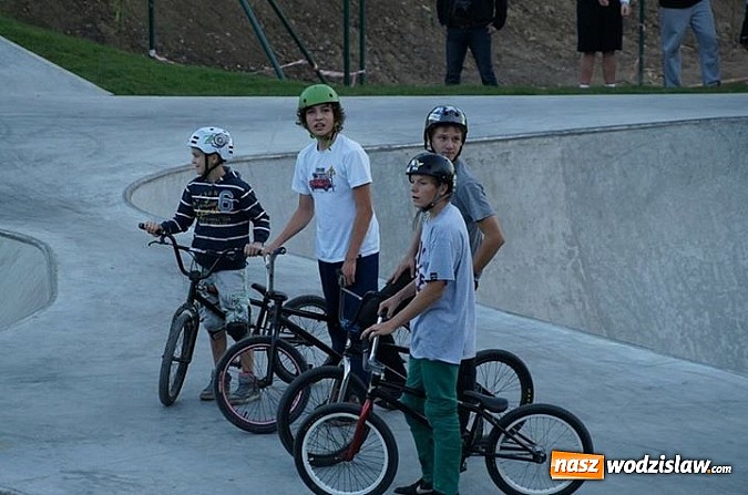 Zdjęcie w galerii na portalu naszwodzislaw.com: Tego jeszcze u nas nie było! NIGHT JAM na otwarcie skateparku wiadomości z regionu