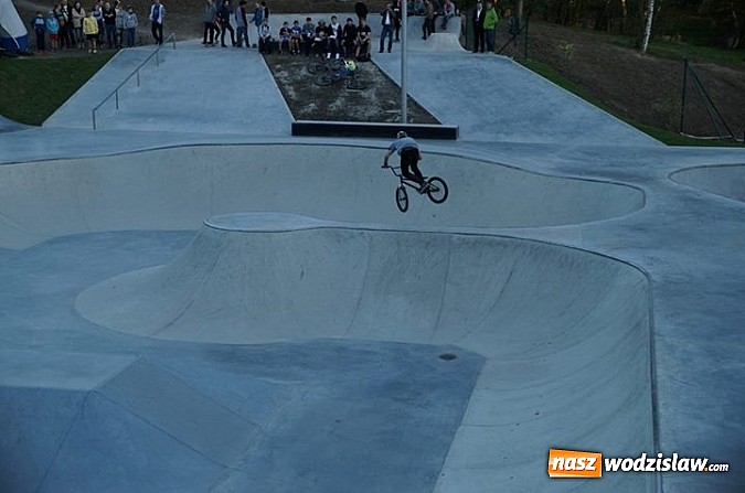 Zdjęcie w galerii na portalu naszwodzislaw.com: Tego jeszcze u nas nie było! NIGHT JAM na otwarcie skateparku wiadomości z regionu