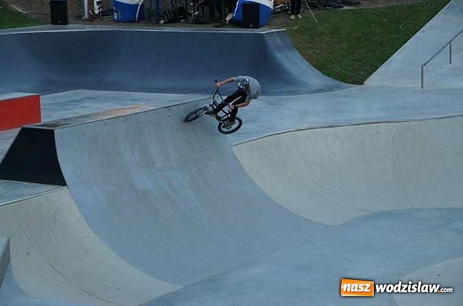 Zdjęcie w galerii na portalu naszwodzislaw.com: Tego jeszcze u nas nie było! NIGHT JAM na otwarcie skateparku wiadomości z regionu